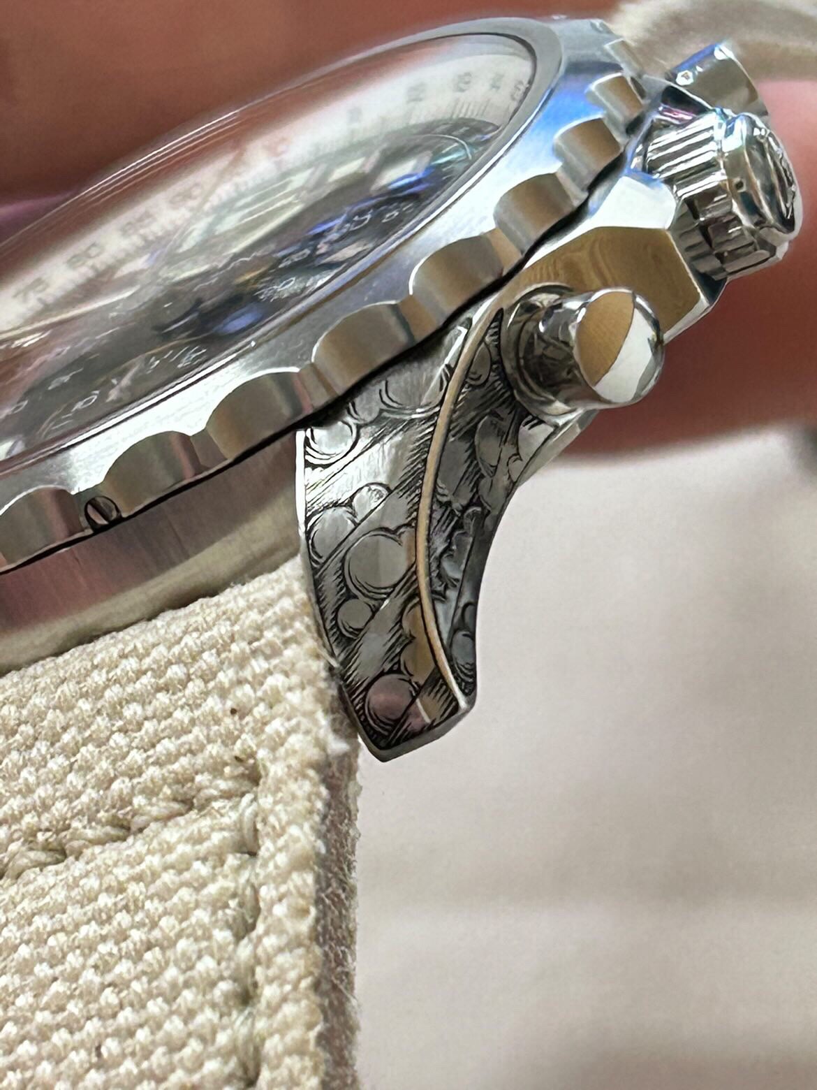 Breitling 錶帶雕刻細節