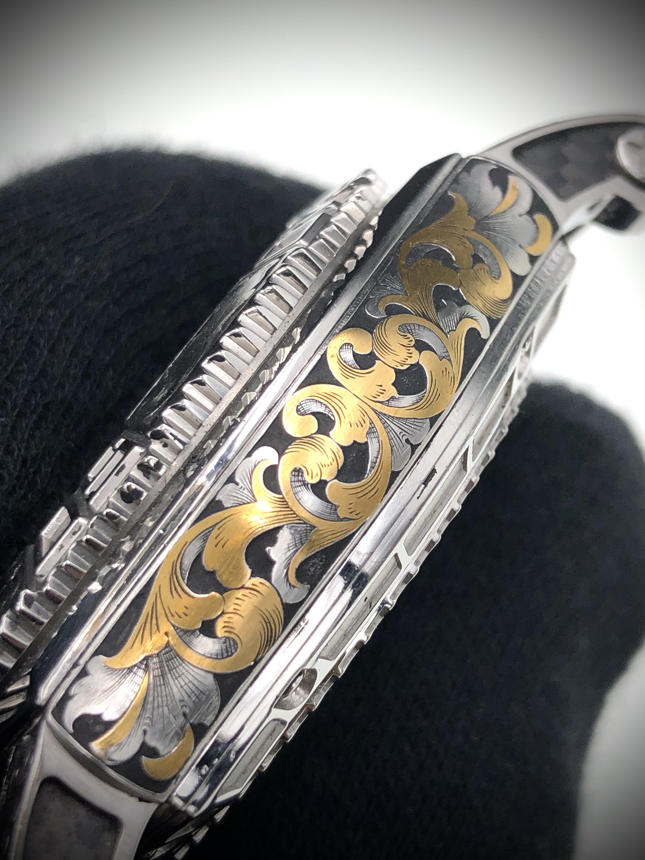 Roger Dubuis bracelet engraving